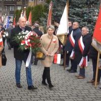 104. Rocznica Odzyskania Niepodległości - jedna z delegacji składająca kwiaty pod Pomnikiem z Orłem