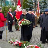 104. Rocznica Odzyskania Niepodległości - miechowscy kapłani składają kwiaty pod pomnikiem