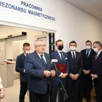 Minister Andrzej Adamczyk gratuluje pracowni rezonansu w Szpitalu św. Anny w Miechowie