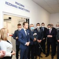 Podsekretarz Stanu w Ministerstwie Zdrowia Marcin Martyniak gratuluje pracowni rezonansu w Szpitalu św. Anny w Miechowie