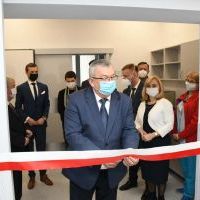 Minister Andrzej Adamczyk przecina wstęgę na otwarciu Pracowni Rezonansu Magnetycznego w miechowskim szpitalu 