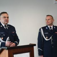 Komendant wojewódzki policji nadinsp. Michał Ledzion gratuluje pełniącemu obowiązki komendanta KPP Miechów - podinsp. Jackowi Rosołowi