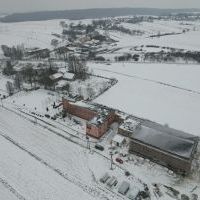 SOSW Zagorzyce z budowaną salą gimnastyczną w zimowej scenerii z lotu ptaka