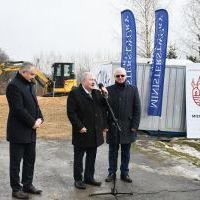 Starosta Jacek Kobyłka i Wójt Jan Żebrak nie kryją zadowolenia z historycznej inauguracji budowy wiaduktu w Uniejowie Rędziny