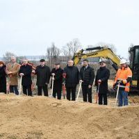 Symboliczne wbicie łopaty pod budowę wiaduktu nad linią LHS w Uniejowie Rędziny