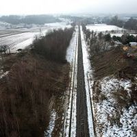 Skarpy nasypów nad linią LHS szykowane pod budowę wiaduktu