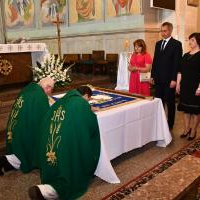 Poświęcenie i ucałowanie nowego sztandaru jednostki