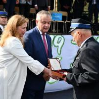 W imieniu władz wojewódzkich przewodniczący Rady Powiatu Krzysztof Świerczek wręcza Medal Polonia Minor