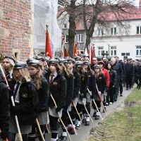 160. rocznica bitwy miechowskiej - harcerze i goście wchodzą do zabudowań poklasztornych