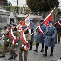 Poczty sztandarowe na cmentarzu upamiętniają bitwę miechowską