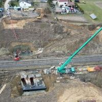 Ciężki sprzęt na budowie wiaduktu nad linią LHS w Uniejowie Rędziny
