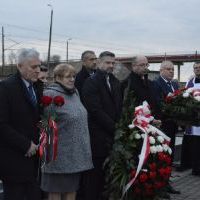 Przedstawiciele władz różnych szczebli w Kozłowie na uroczystości poświęcenia nagrobków zamordowanych rodzin za pomoc Żydom