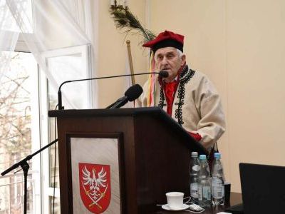 Prezes Racławickiego Towarzystwa Kulturalnego Eugeniusz Skoczeń wywołuje Ministra Andrzeja Adamczyka do odznaczenia In Memoriam Kościuszko