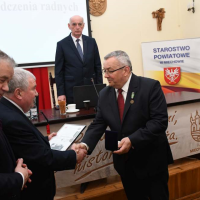 Starosta Miechowski Jacek Kobyłka gratuluje odznaczenia In Memoriam Kościuszko Ministrowi Adamczykowi