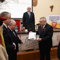 Minister Andrzej Adamczyk uhonorowany w miechowskim starostwie Odznaczeniem In Memoriam Kościuszko 