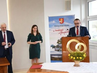 Życzenia i gratulacje dla Jubilatów w imieniu Starosty Miechowskiego złożył Janusz Patyna, kierownik PCPR