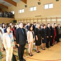 Pożegnanie maturzystów w ZS Nr 1 w Miechowie - odśpiewanie hymnu