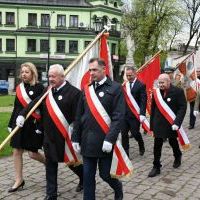 3 Maja 2023 w Miechowie - poczty sztandarowe samorządów, służb, szkół i różnych organizacji