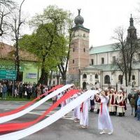 3 Maja 2023 w Miechowie - układ z flagami w wykonaniu uczniów ZS Nr 2