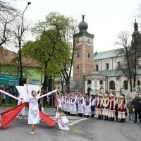 3 Maja 2023 w Miechowie - układ z flagami cd. w wykonaniu uczniów ZS Nr 2