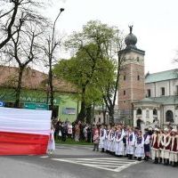 3 Maja 2023 w Miechowie - układ z flagami uczniów ZS Nr 2 zakończył część taneczną uroczystości