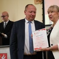 dyr. KPT Krystyna Sadowska wręcza Wiceburmistrzowi Książa Wielkiego certyfikat uczestnictwa w projekcie