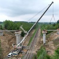 350-tonowy dźwig montuje belki na wiadukcie nad linią LHS w Uniejowie Rędziny