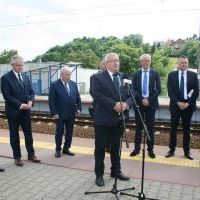 Minister Andrzej Adamczyk na stacji PKP Miechów mówi o Macieju Miechowicie