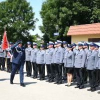 Święto Policji 2023 Miechów - przegląd pododdziałów dokonany przez insp. Tomasza Drożdżaka, Zastępcę Komendanta Wojewódzkiego Policji 