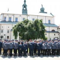 Święto Policji 2023 Miechów - pamiątkowa fotografia na tle Bazyliki Grobu Bożego