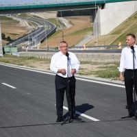 Minister Andrzej Adamczyk przemawia na otwarciu S7 w Małoszowie