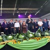 Politycy i samorządowcy na scenie w Charsznicy