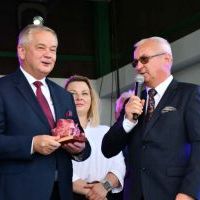 Statuetkę Przyjaciela Gminy Charsznica odbiera Krzysztof Świerczek, Przewodniczący Rady Powiatu