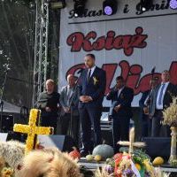Na dożynkach w Książu Wielkim przemawia Rafał Pawlik z Zarządu Powiatu
