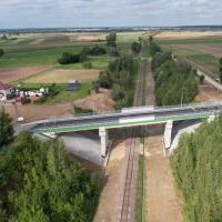 Wiadukt w Uniejowie Rędziny nad linią LHS i za nim dotychczasowy przejazd tymczasowy