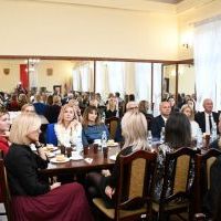 Wypełniona sala konferencyjna nauczycielami szkół