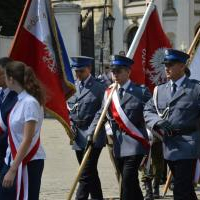 Święto WP Miechów 2019 - poczty sztandarowe w tym Policji