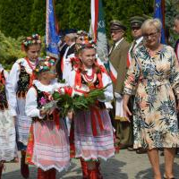 Święto WP Miechów 2019 - składanie kwiatów przez najmłodszych