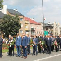 Święto WP Miechów 2019 - przedstawiciele władz państwowych, samorządowych, różnych organizacji w kolejce do składania kwiatów