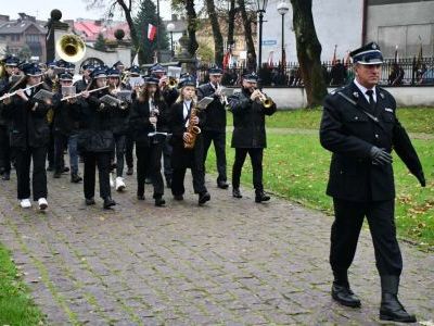 Druh Wiesław Manterys i orkiestry dęte ze Sławic i Nasiechowic wprowadzają poczty sztandarowe do bazyliki w Miechowie