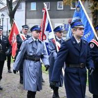 Poczty sztandarowe służb zmierzają do bazyliki 