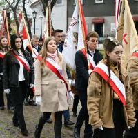 Poczty sztandarowe szkół zmierzają do bazyliki 