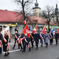 Przemarsz pocztów sztandarowych przez Rynek w Miechowie