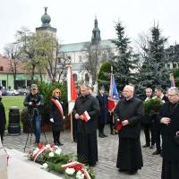 11 listopada 2023 w Miechowie - kapłani modlący się w bazylice o Ojczyznę