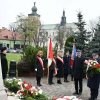 11 listopada 2023 w Miechowie - komendanci służb mundurowych przez Pomnikiem z Orłem