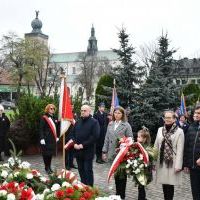 11 listopada 2023 w Miechowie - ciąg dalszy składania kwiatów pod Pomnikiem z Orłem