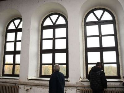 Nowe okna łukowe w Zamku na Mirowie w Książu Wielkim