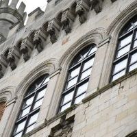 Nowe okna łukowe w Zamku na Mirowie w Książu Wielkim - widok z zewnątrz