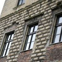 Nowe okna skrzynkowe w Zamku na Mirowie w Książu Wielkim - widok z zewnątrz