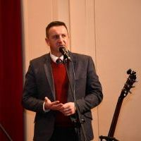 Wicestarosta Paweł Osikowski gratuluje organizacji X Festiwalu Kolęd i Pastorałek ŚDS-ów w Miechowie